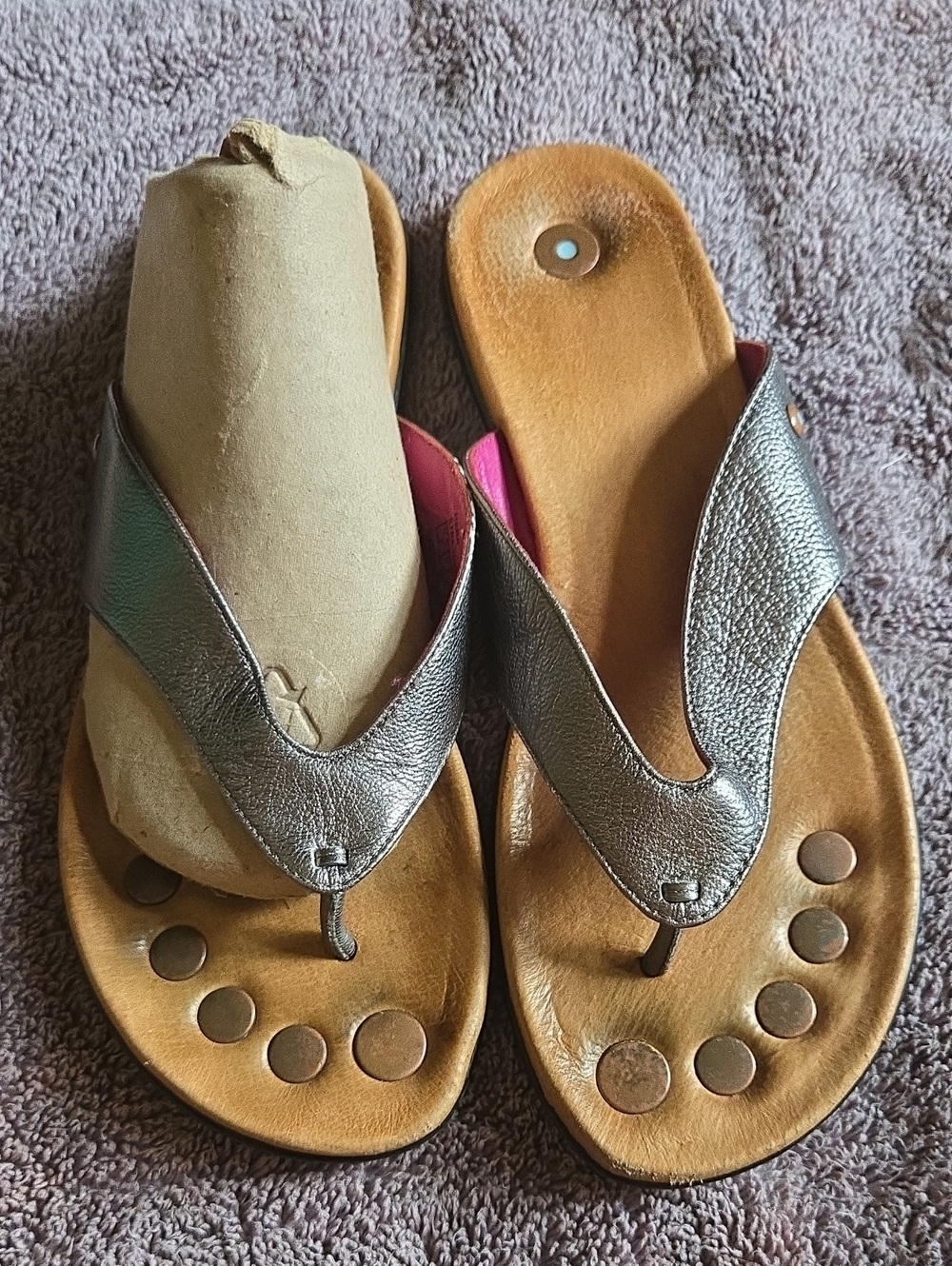 JUIL Women’s Metallic Silver Leather Thong Sandals 7